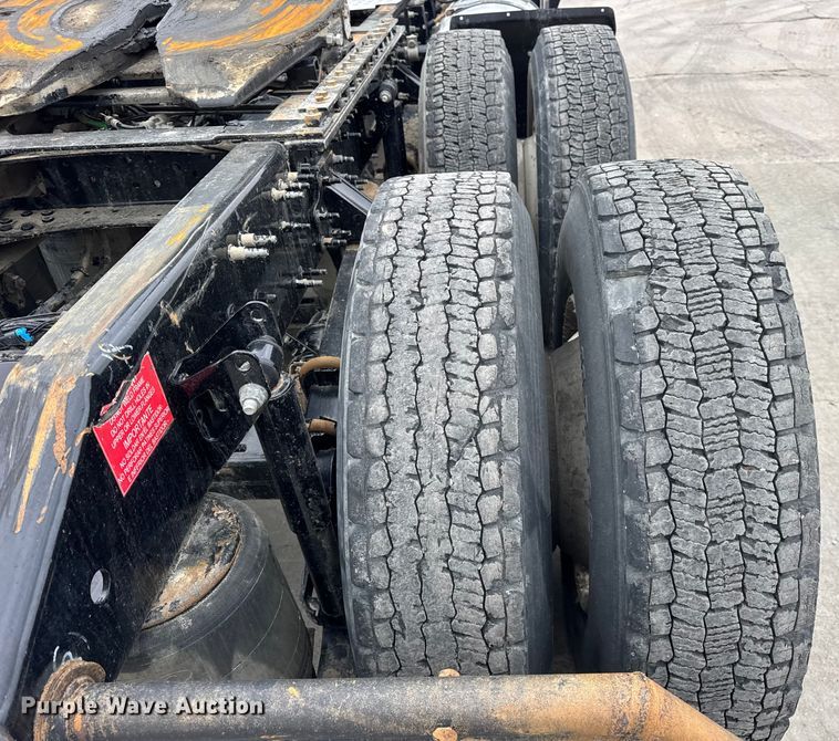 image for item ER0339 2021 Volvo VNR semi truck