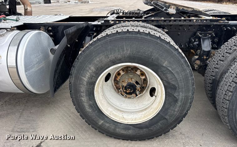 image for item ER0339 2021 Volvo VNR semi truck