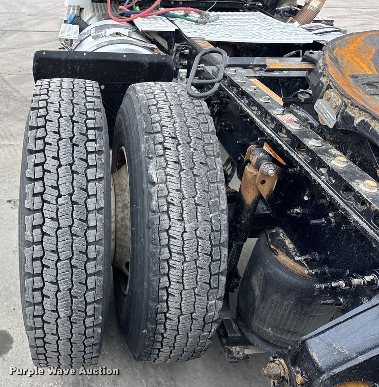 image for item ER0339 2021 Volvo VNR semi truck