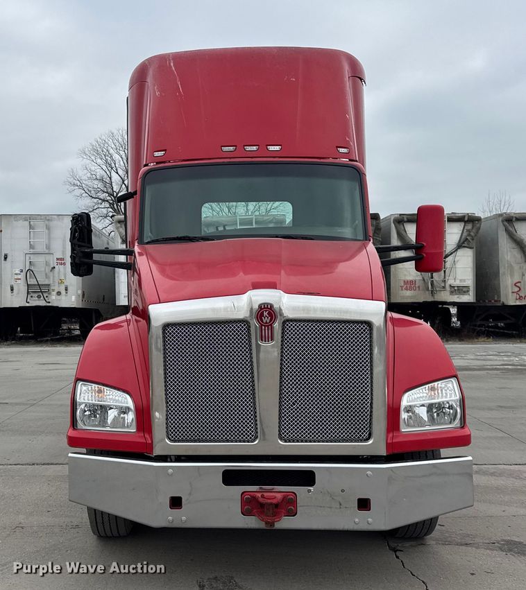 image for item ER0340 2016 Kenworth T880 semi truck