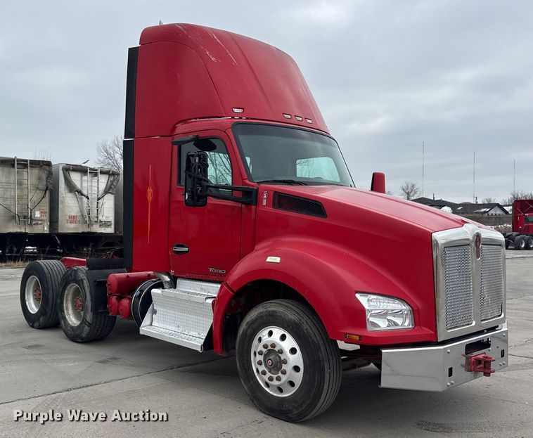 image for item ER0340 2016 Kenworth T880 semi truck