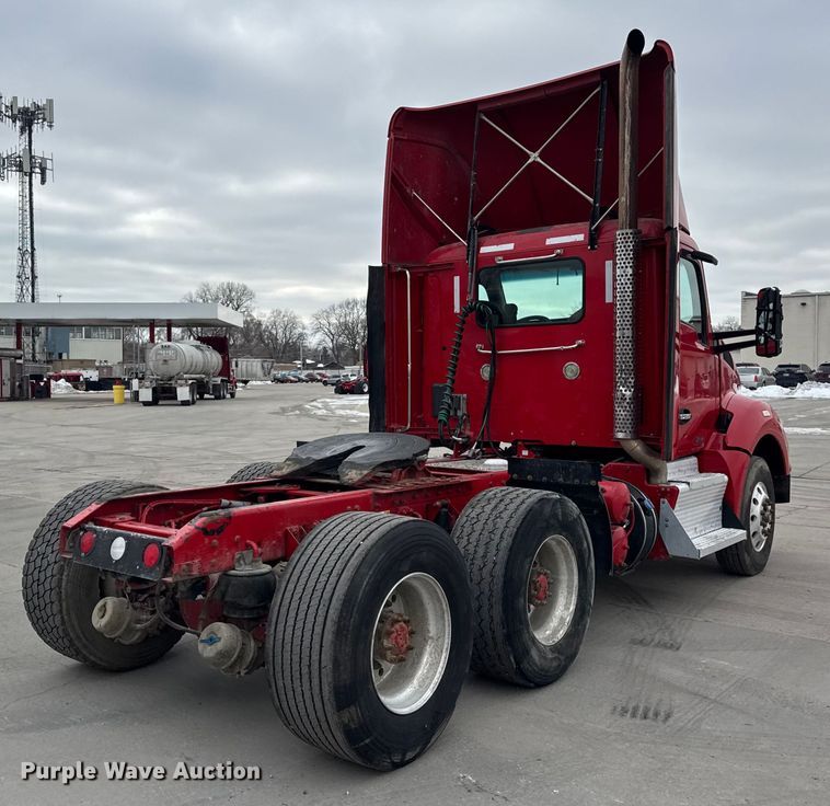 image for item ER0340 2016 Kenworth T880 semi truck