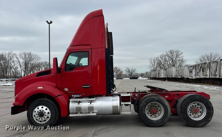 image for item ER0340 2016 Kenworth T880 semi truck