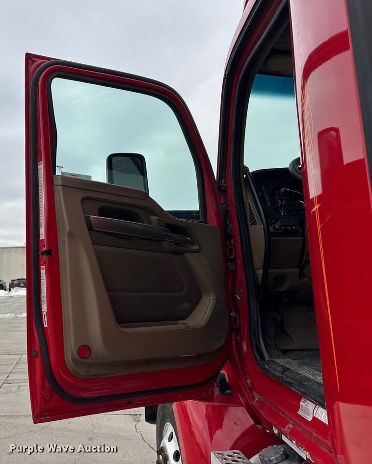 image for item ER0340 2016 Kenworth T880 semi truck