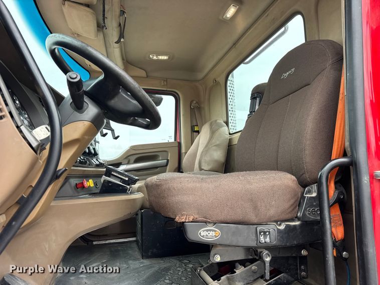 image for item ER0340 2016 Kenworth T880 semi truck