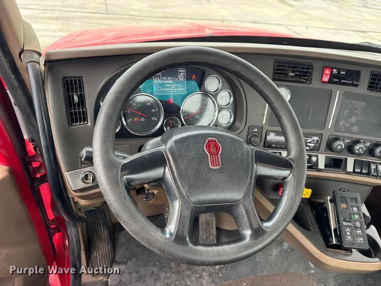 image for item ER0340 2016 Kenworth T880 semi truck
