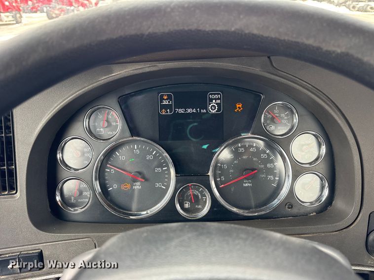 image for item ER0340 2016 Kenworth T880 semi truck