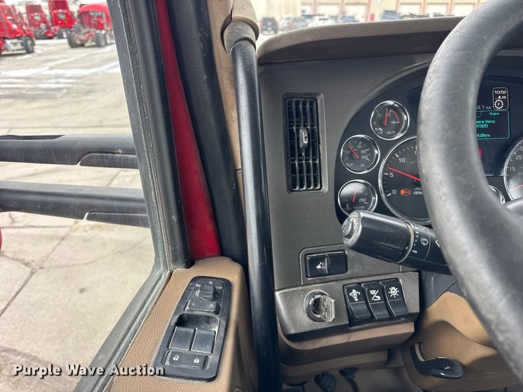 image for item ER0340 2016 Kenworth T880 semi truck