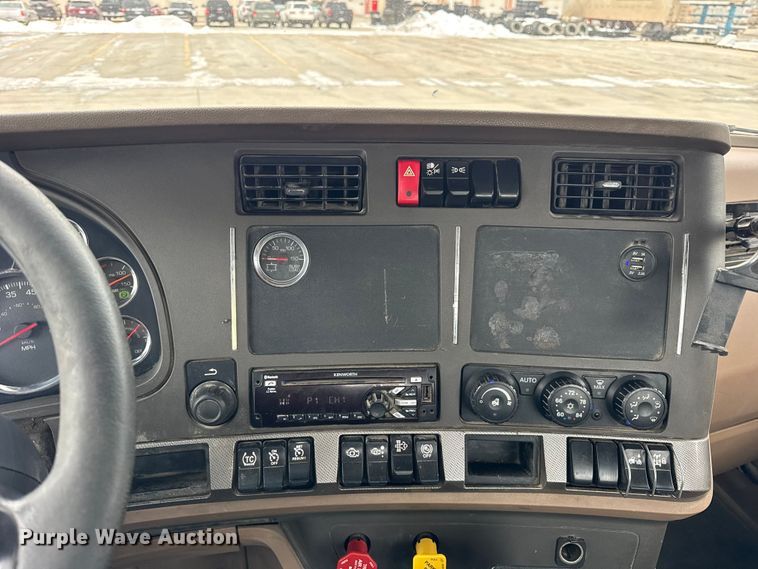 image for item ER0340 2016 Kenworth T880 semi truck