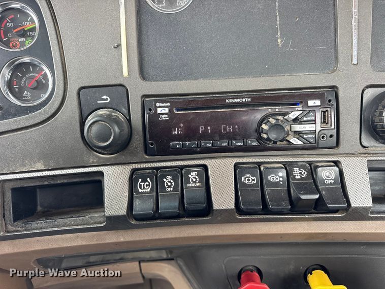 image for item ER0340 2016 Kenworth T880 semi truck