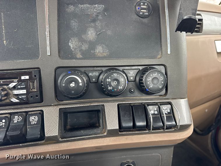 image for item ER0340 2016 Kenworth T880 semi truck