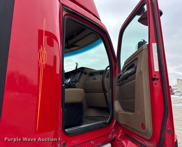 image for item ER0340 2016 Kenworth T880 semi truck