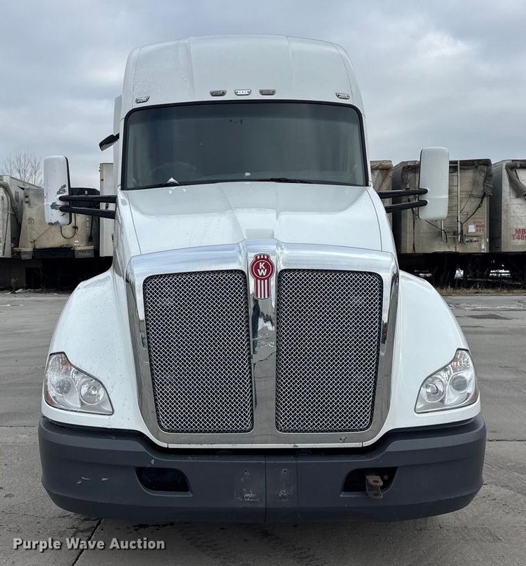image for item ER0341 2015 Kenworth T680 semi truck