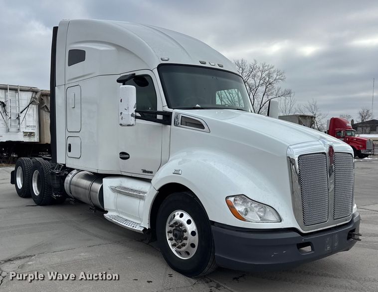 image for item ER0341 2015 Kenworth T680 semi truck