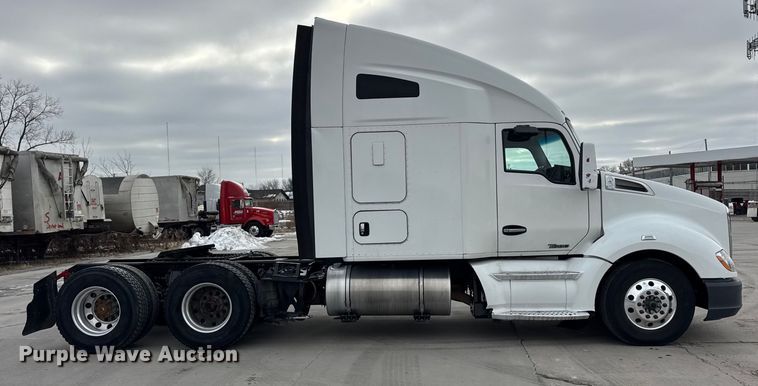 image for item ER0341 2015 Kenworth T680 semi truck