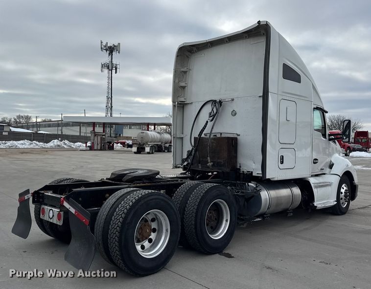 image for item ER0341 2015 Kenworth T680 semi truck