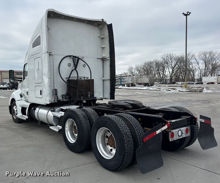 image for item ER0341 2015 Kenworth T680 semi truck