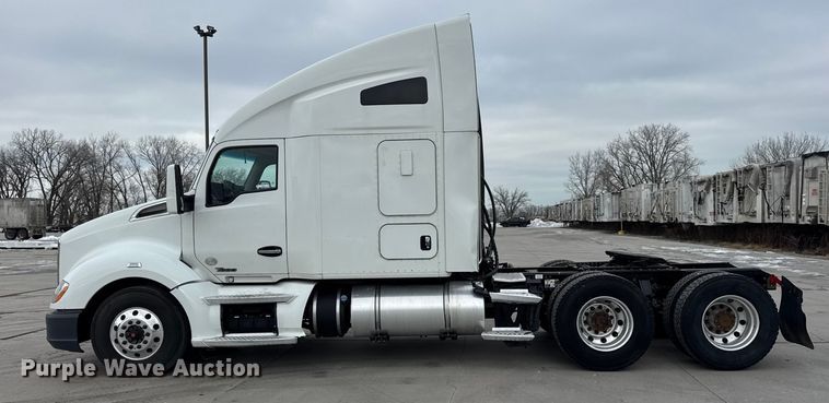 image for item ER0341 2015 Kenworth T680 semi truck