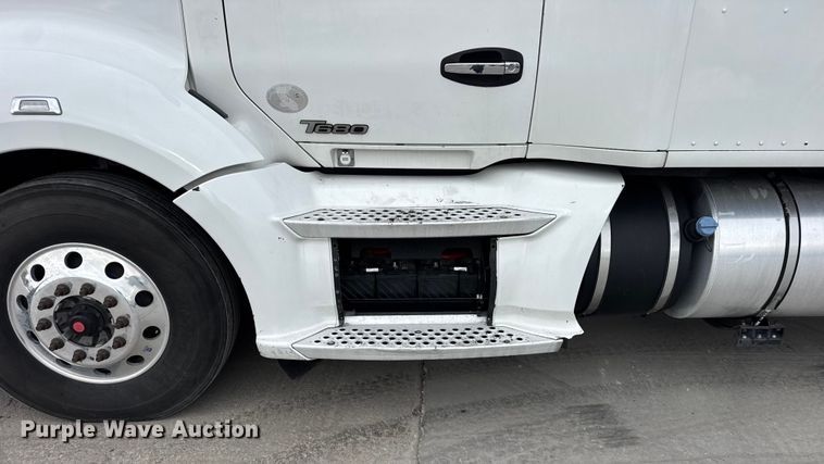 image for item ER0341 2015 Kenworth T680 semi truck
