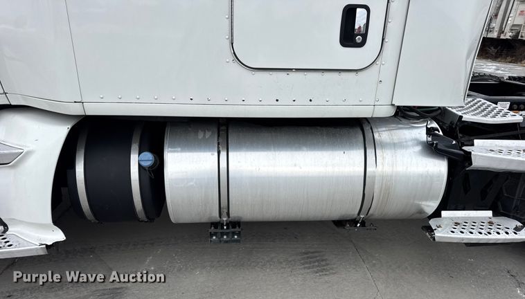 image for item ER0341 2015 Kenworth T680 semi truck