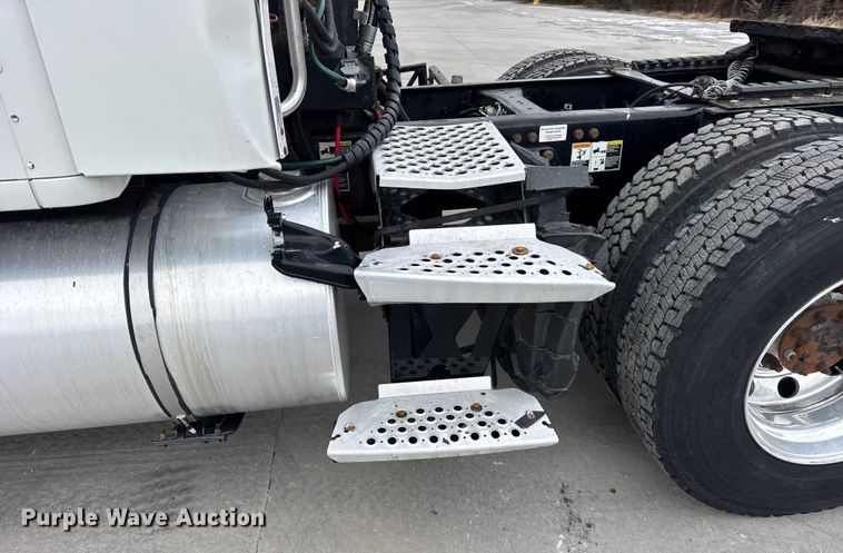 image for item ER0341 2015 Kenworth T680 semi truck