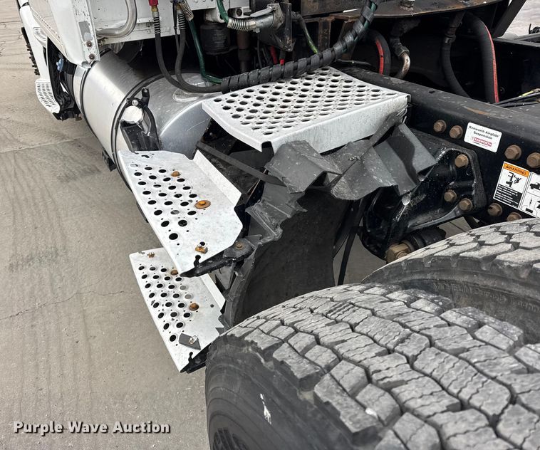 image for item ER0341 2015 Kenworth T680 semi truck