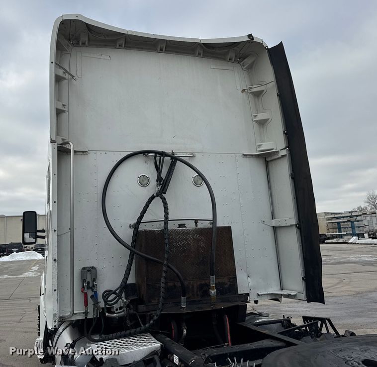 image for item ER0341 2015 Kenworth T680 semi truck