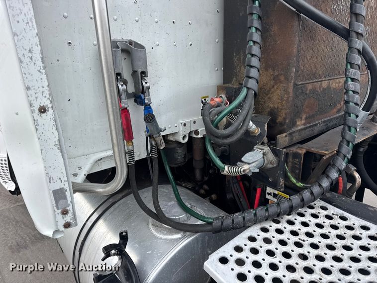 image for item ER0341 2015 Kenworth T680 semi truck