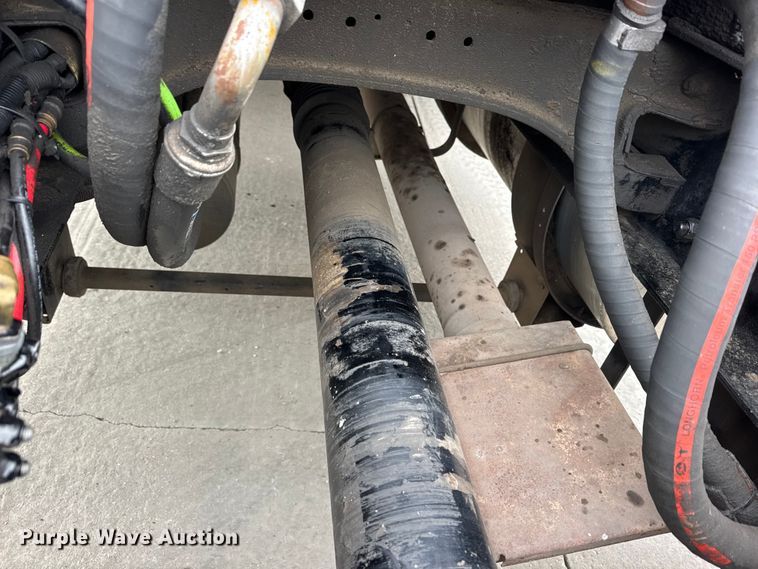 image for item ER0341 2015 Kenworth T680 semi truck