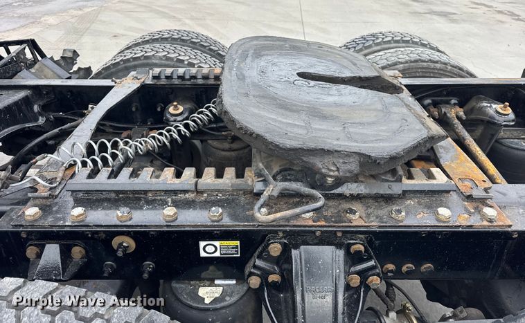 image for item ER0341 2015 Kenworth T680 semi truck