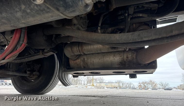 image for item ER0341 2015 Kenworth T680 semi truck