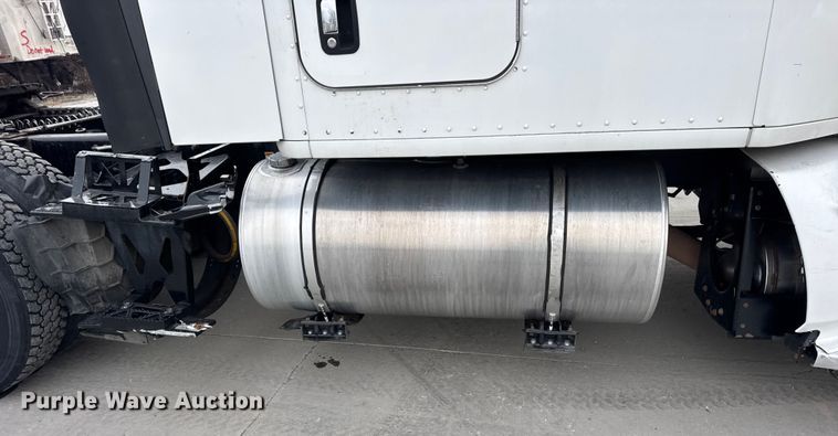 image for item ER0341 2015 Kenworth T680 semi truck