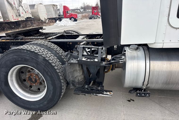 image for item ER0341 2015 Kenworth T680 semi truck