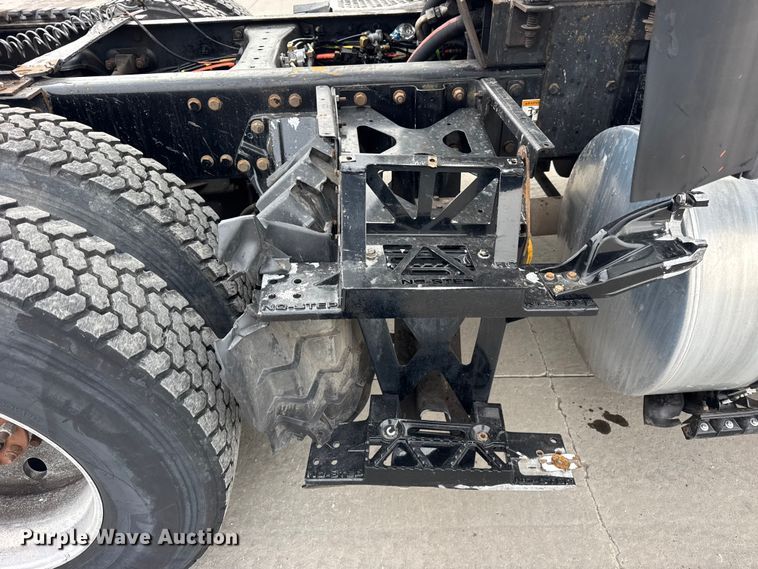 image for item ER0341 2015 Kenworth T680 semi truck