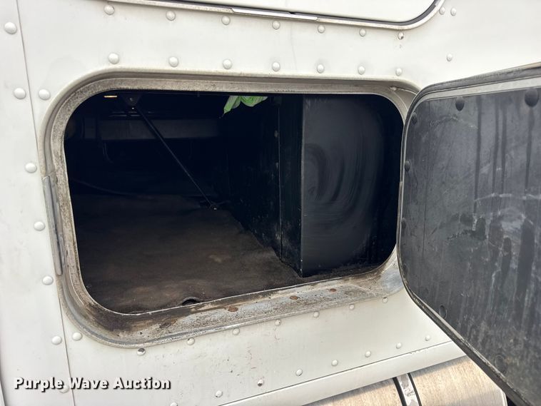 image for item ER0341 2015 Kenworth T680 semi truck