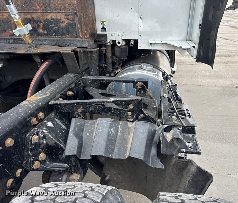 image for item ER0341 2015 Kenworth T680 semi truck