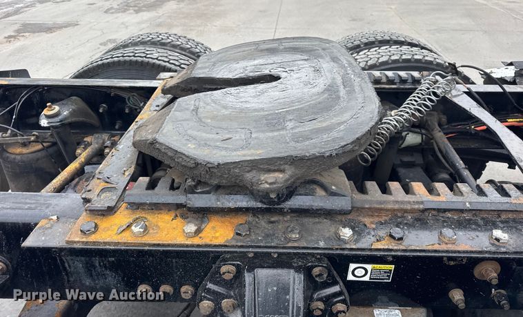 image for item ER0341 2015 Kenworth T680 semi truck