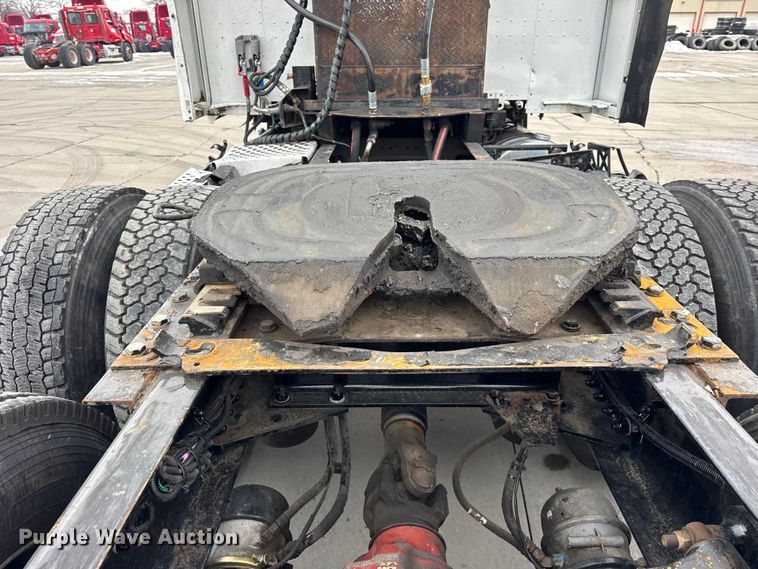 image for item ER0341 2015 Kenworth T680 semi truck