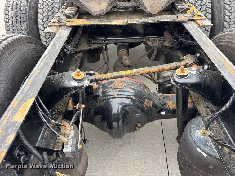 image for item ER0341 2015 Kenworth T680 semi truck