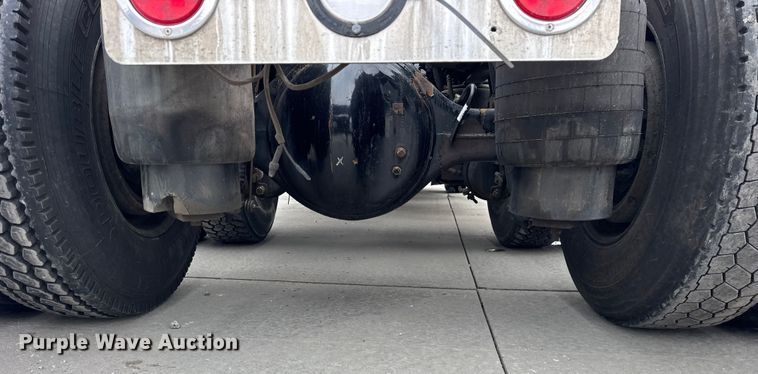 image for item ER0341 2015 Kenworth T680 semi truck