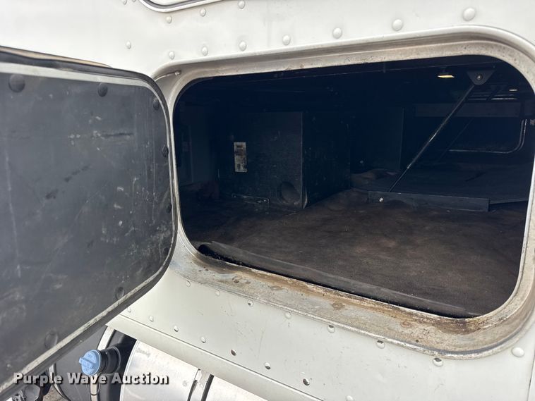 image for item ER0341 2015 Kenworth T680 semi truck