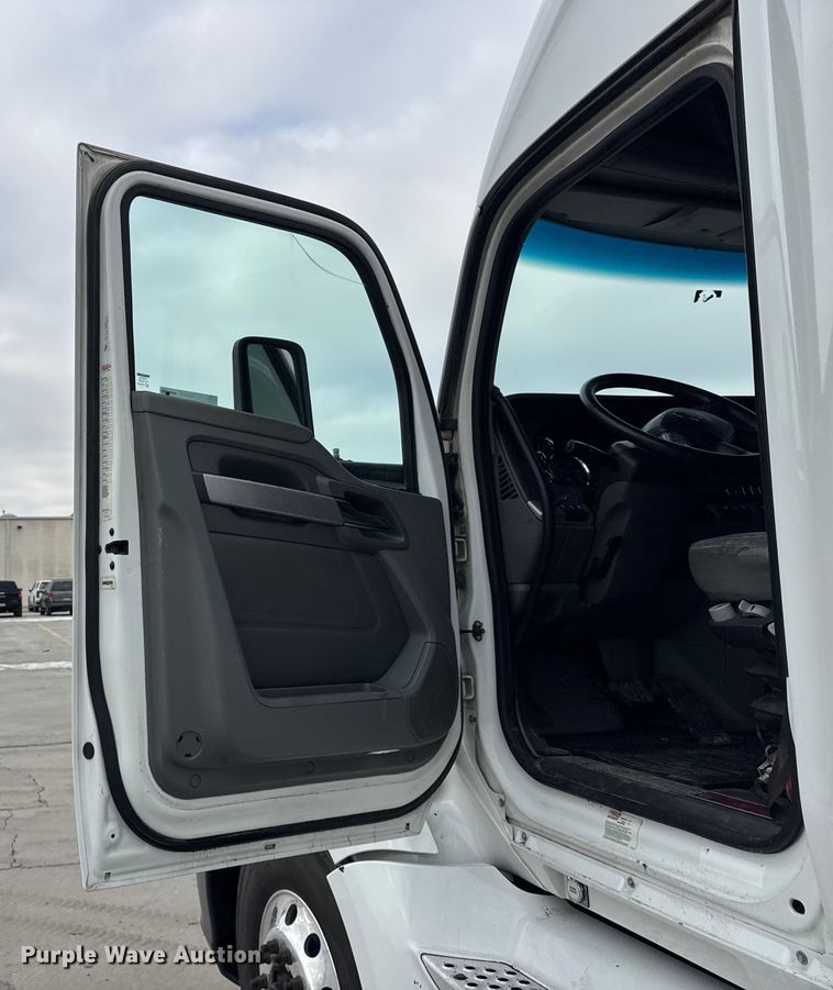 image for item ER0341 2015 Kenworth T680 semi truck