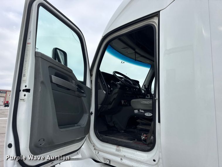 image for item ER0341 2015 Kenworth T680 semi truck