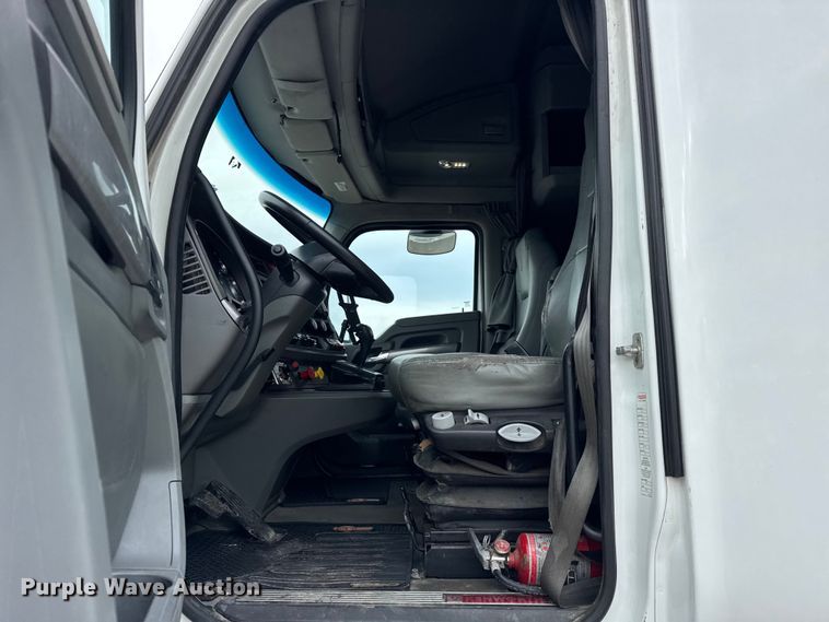 image for item ER0341 2015 Kenworth T680 semi truck