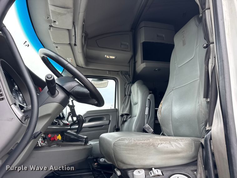 image for item ER0341 2015 Kenworth T680 semi truck