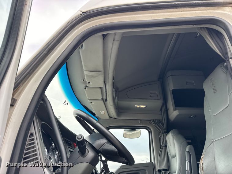 image for item ER0341 2015 Kenworth T680 semi truck