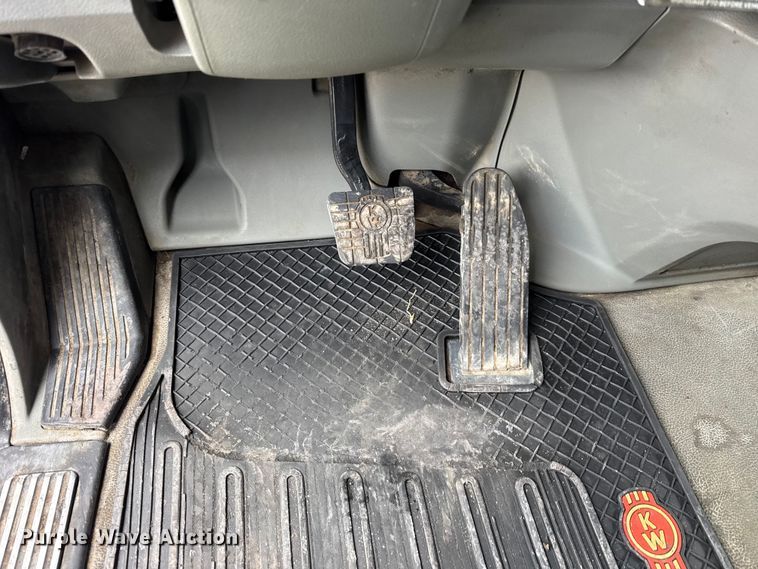 image for item ER0341 2015 Kenworth T680 semi truck