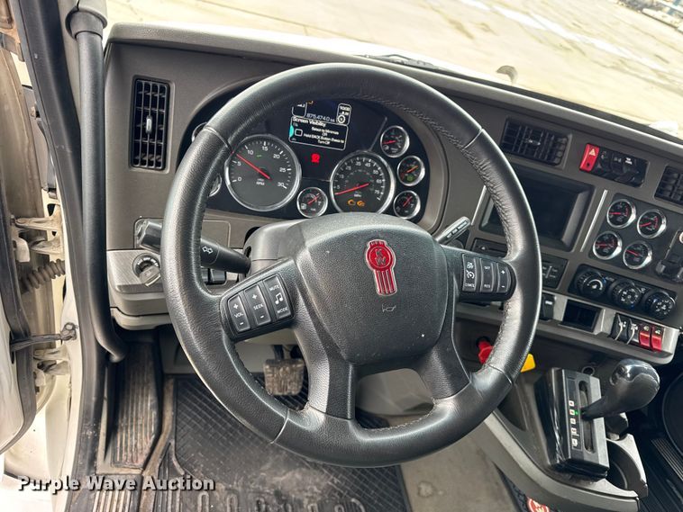 image for item ER0341 2015 Kenworth T680 semi truck