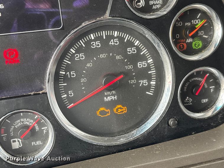 image for item ER0341 2015 Kenworth T680 semi truck