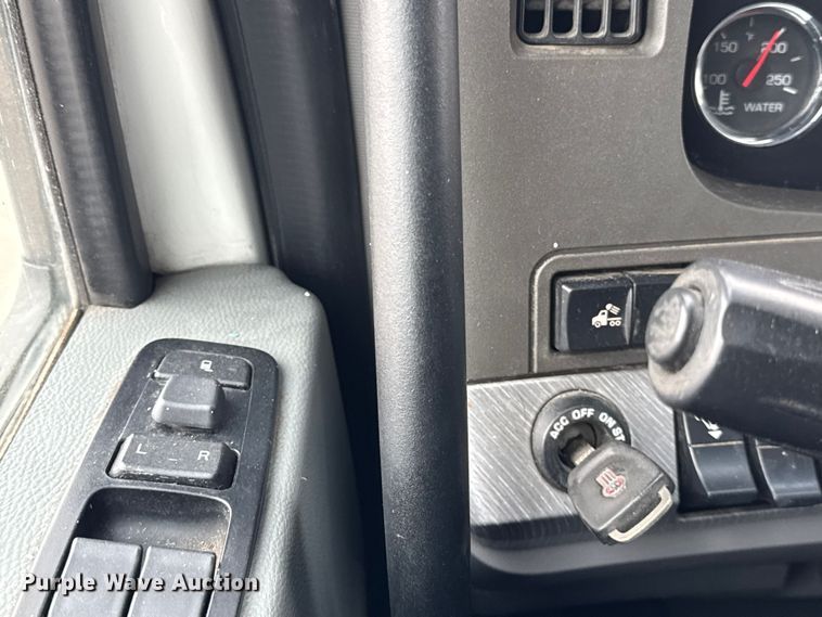 image for item ER0341 2015 Kenworth T680 semi truck